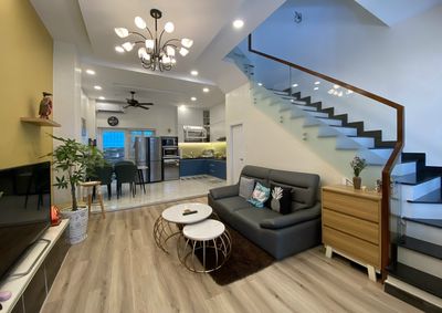 Cho thuê nhà 3 lầu, gara gần khu vực Đỗ Xuân Hợp, cầu Năm Lý — ảnh 1