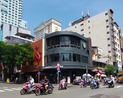 Cho thuê nhà góc 2MT Đông Du, Quận 1. DT: 10x25m — ảnh 1