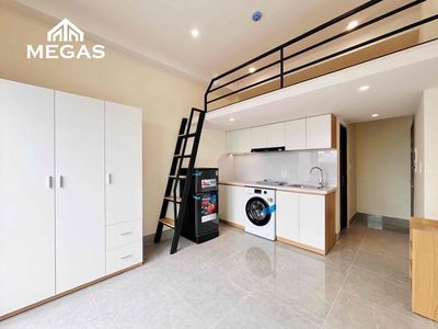 Toà Nhà Mới Xây Ngay Khu Tên Lửa - Ban Công & Cửa Sổ