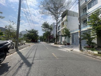 Nhỉnh 9 tỷ sở hữu Nền biệt thự khu đông dân cư 240 m2 KDC Phú Lợi