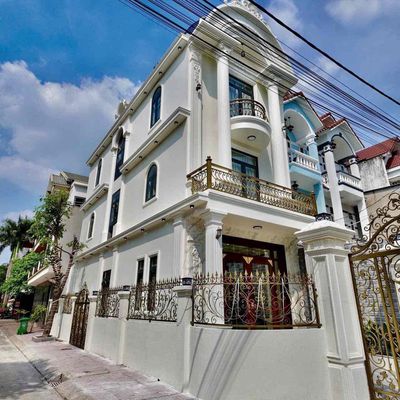 Bán siêu phẩm nhà tân cổ điển góc 2 mặt tiền - gần trường cấp 3