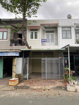 Bán Lỗ 100tr nhà KDC 586, cách chợ 100m, cách bệnh viện Hoàn Mỹ 500m.