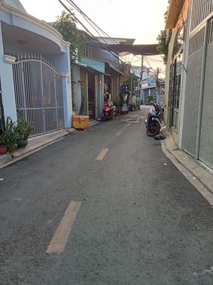 nhà HT 17 xe tải đậu ngay cửa nhà