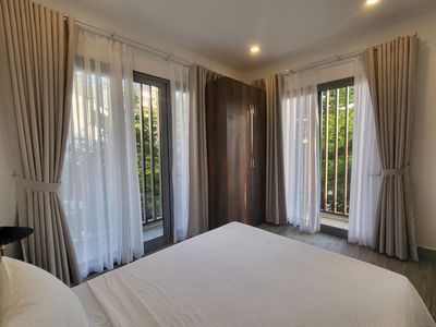 Cho thuê căn hộ nhiều ánh sáng - nội thất gỗ - kế bên sala, bason — ảnh 1