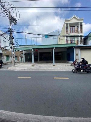 Nhà mặt tiền rộng hóc môn cho thuê — ảnh 1