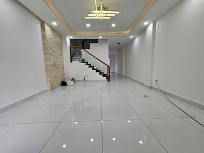 Nguyên căn Cityland Center hầm trệt 3 lầu giá 35tr