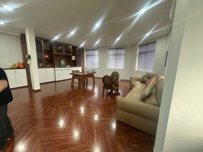 Cho Thuê Sàn 100m2 Căn Góc 2MT Lakeview City Đã Có Sẵn Bàn Ghế VP