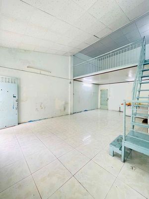Trống nhà nguyên căn rộng đến 70m2 ngay chợ phạm văn bạch tân sơn