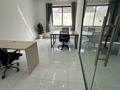 Văn phòng Vạn Phúc 15m2, sẵn nội thất, có m.lạnh, hầm xe. Giá 4,5 tr