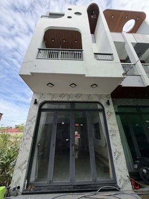 Bán nhà sổ hồng riêng xe hơi đâu trước cửa