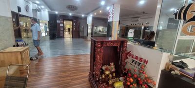 Nguyên tòa. sd. 900m2. giá 70tr. còn 3tầng 40tr . hầm thang máy. ml — ảnh 1