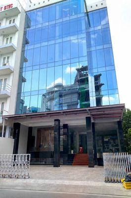 Tòa nhà mới xây góc 2mt lê thị riêng q1 –cách đại học hoa sen chỉ 100m