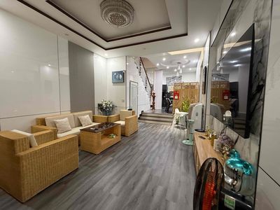 Cho thuê nhà 3 tầng mặt tiền đường 7m5 Ỷ Lan Nguyên Phi, Đà Nẵng — ảnh 1