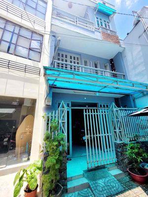 Nhà TẶNG NỘI THẤT ngang 4.5 nở hậu 7m gần UBND