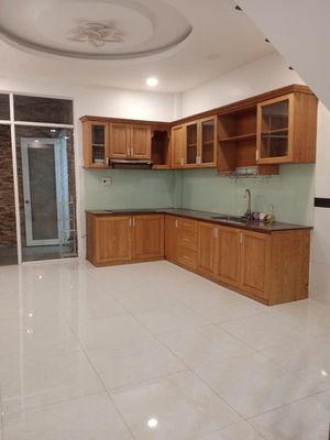 nhà 8x20m, gác lửng ,1pn, có 3 pha , tỉnh lộ 10 giá 10tr/tháng