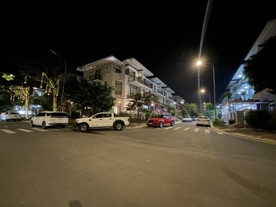 Bán căn góc hiếm – mặt tiền đường lớn – lavila nam sài gòn