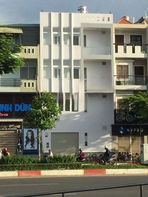20 triệu - mặt tiền Phạm Văn Đồng - ngang 7.5m - 3 tầng - vỉa hè rộng