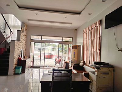 Cho thuê nhà gần TP mới Bình Dương 6 PN full nội thất