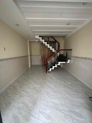 Nhà đang sơn sửa mới 2pn 2wc giá 8,5 triệu tl