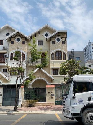 Cho thuê nhà MT đường Phú Thuận Q7 (8x18m) 4 tầng, đối diện trường