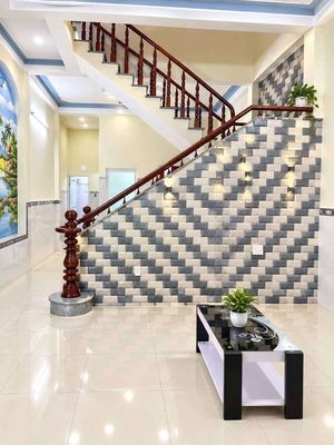 nhà lầu gần ngã tư chiêu liêu