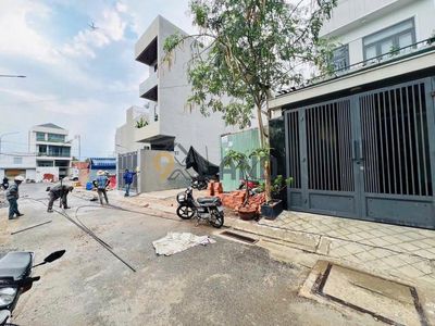 Bán gấp mt đường số phạm văn đồng, dt: 5 x 12, cn: 60m2, xd:trệt,4l