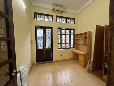 Cho thuê nhà riêng phố hoàng văn thái, 35m2, 3t, nt cơ bản, về ở ngay