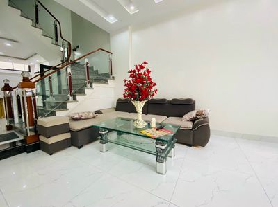 Cho thuê nhà phố Văn Cao, DT: 75m2, 5 ngủ khép kín.