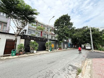 Nhà Phố 5m x 25m. Xây 3 Tầng Trục Chính KDC Hà Đô 1/ Lê Thị Riêng