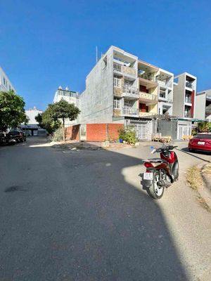 Bán lô góc đối diện công viên sau lưng bv Q2