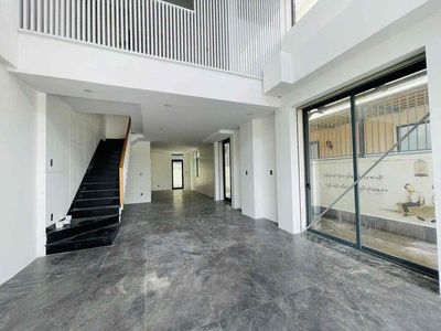 Chi thuê shophouse 5 tầng mặt tiền song hành lakeview city