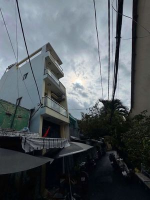 dg xe tải thông ngang 3m5 nở hậu dài 10m 1 trệt 3 lầu nhà mới