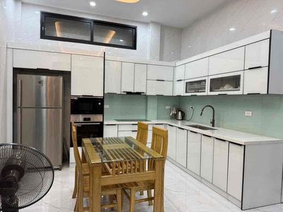 Cho thuê nhà nguyên căn bồ đề, ba bước ra chợ, 40m2, 04 pn, trung tâm