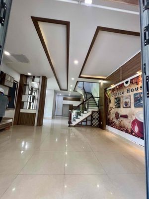 Cho Thuê Nhà DT 6x20m 1Trệt 2Lầu 6Pn 7Wc Sân Rộng Ôtô Nhà Căn Góc Mát — ảnh 1