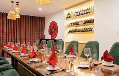Cho thuê nhà 2 tầng mặt tiền Hồ Nghinh , dtsd 800m2 , ngang 20m