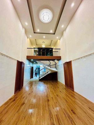 cho thuê nhà 2,5 tầng mặt tiền tôn đản