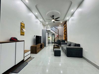 Bán nhà trung tâm Cầu Giấy, thang máy, full nội thất, nở hậu