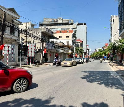 Nhà 3 tầng lô góc trục đường thông ô tô tránh tại Đông Anh