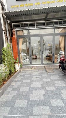 Chính chủ xả lỗ nhà mặt tiền Khóm 2 Phường 1 Giá Rai 235.5m2 mới 100%