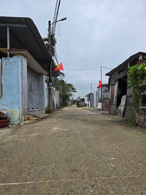 e chủ cần bán nhà 3 tầng lô góc gần chợ Bùng sát đường chính ĐT419