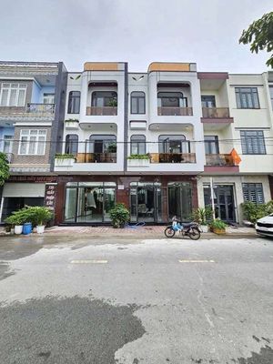 nhà 3 lầu sát bệnh viện dĩ an