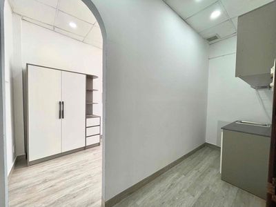1 phòng ngủ tàh bếp cửa sổ thoáng qua q1 gần