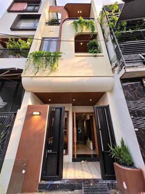 Nhà đẹp 3 tầng có hồ sục - kiệt oto trần cao vân gần biển