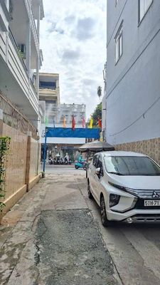 Nhà Gần Mặt Tiền, Cách Hẻm Xe Hơi 3 Căn 36.7m²
