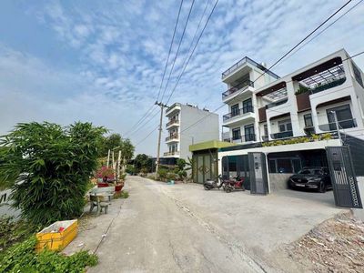 Nhà phố mặt tiền sông vàm thuật q12