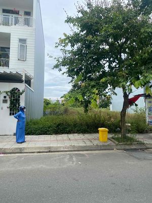 Lô đất MT 7,5m Hoà Phú 29 kẹp Công Viên ( Kim Long )