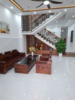 Cho thuê nhà 3 tầng mặt tiền đường: hoàng sâm
