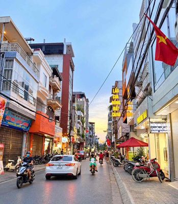 Bán nhà phố Chợ Cột Đèn, độc lập, sân cổng. 68m2, 3 tầng. 2.99 tỷ.