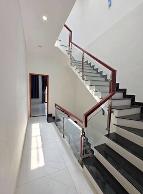 Nhà nguyên căn, có sân để xe rộng
