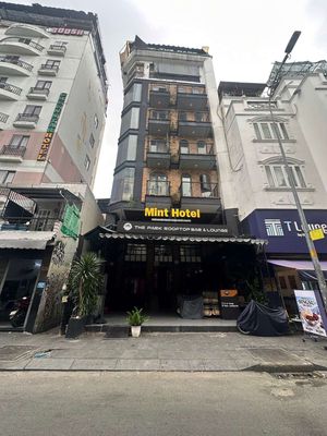 Mặt tiền khu phố tây quận 1